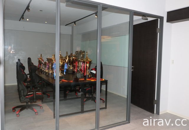 ahq 電競戰隊啟用 300 坪新訓練基地 曝光戰隊新隊服