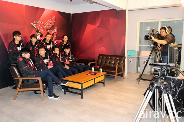 ahq 電競戰隊啟用 300 坪新訓練基地 曝光戰隊新隊服