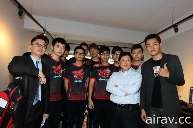 ahq 電競戰隊啟用 300 坪新訓練基地 曝光戰隊新隊服