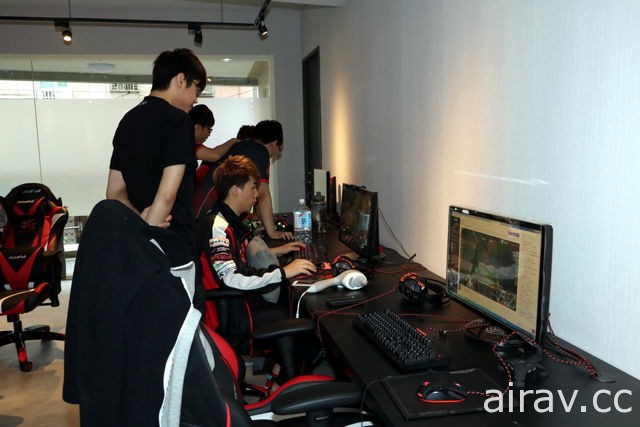 ahq 電競戰隊啟用 300 坪新訓練基地 曝光戰隊新隊服