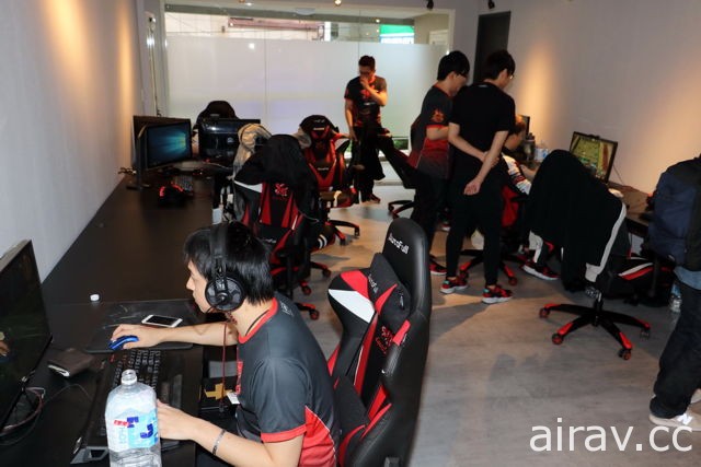 ahq 電競戰隊啟用 300 坪新訓練基地 曝光戰隊新隊服