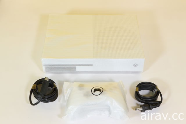【開箱】Xbox One S 1TB《戰地風雲 1》同捆組開箱報導 造型更簡潔洗練的新型機種