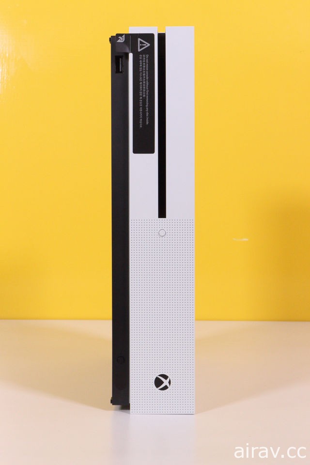 【開箱】Xbox One S 1TB《戰地風雲 1》同捆組開箱報導 造型更簡潔洗練的新型機種