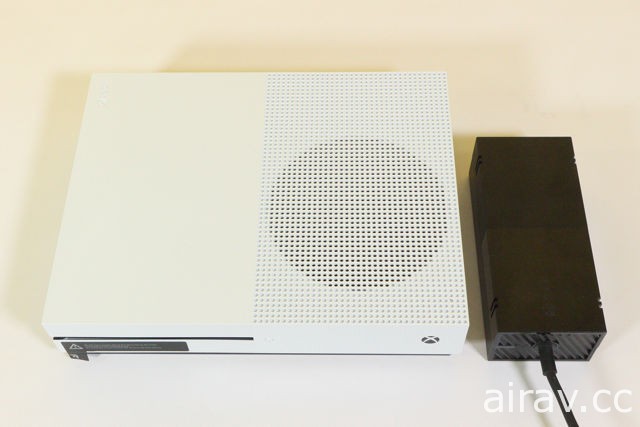 【開箱】Xbox One S 1TB《戰地風雲 1》同捆組開箱報導 造型更簡潔洗練的新型機種