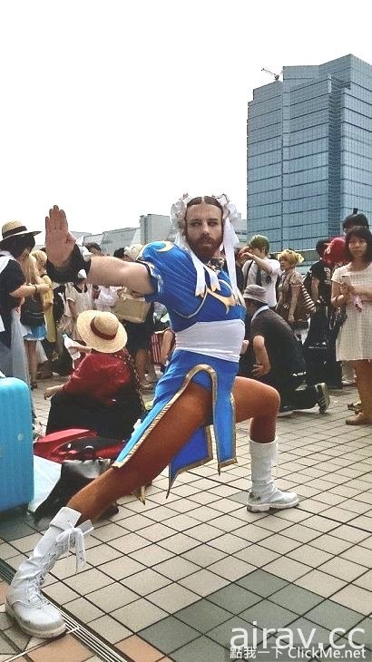 史上最強春麗參戰！《鬍鬚女Ladybeard》這樣的巨乳長腿無人能及！