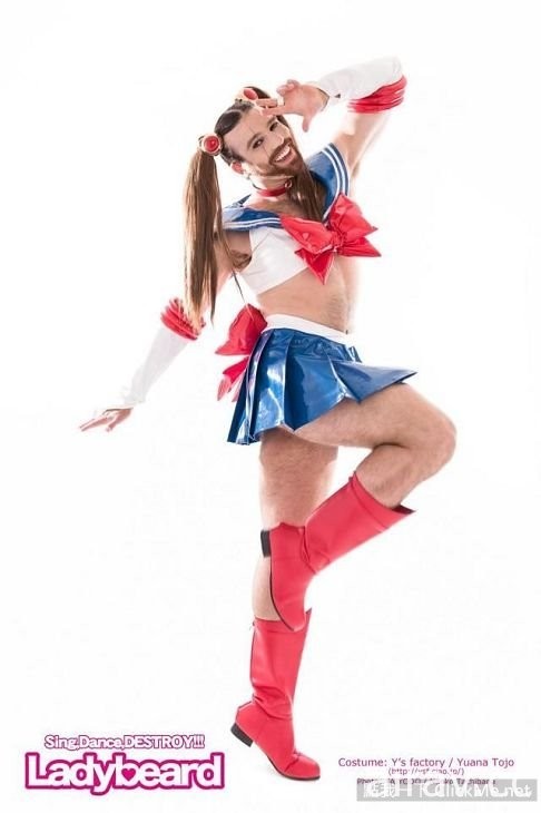 重口味萌點「鬍鬚女Ladybeard」寫真肌情發售！好大叔不看嗎♥