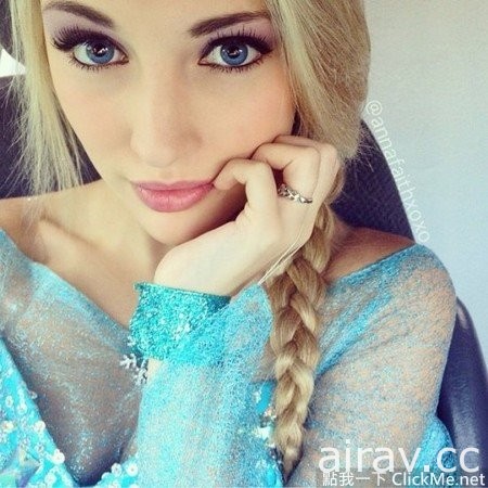 和「艾莎」撞臉的爆乳萌妹《Anna Faith》人正心腸好、不愧是女王！