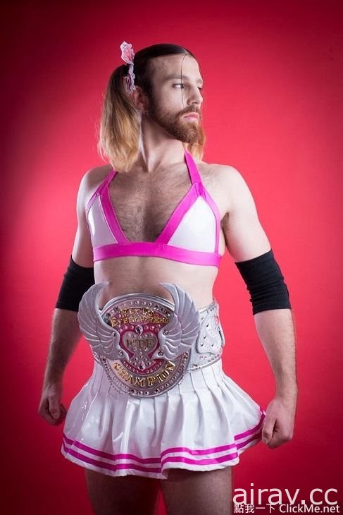 重口味萌點「鬍鬚女Ladybeard」寫真肌情發售！好大叔不看嗎♥