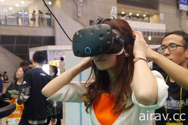 VR 筐體「UNIS VR Omni Arena」體驗使用自己的雙腳來移動的 VR 槍戰射擊遊戲