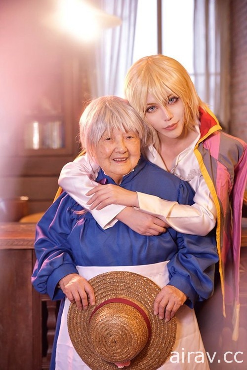 為了留下美好回憶，他跟91歲阿罵CosPlay《霍爾的移動城堡》