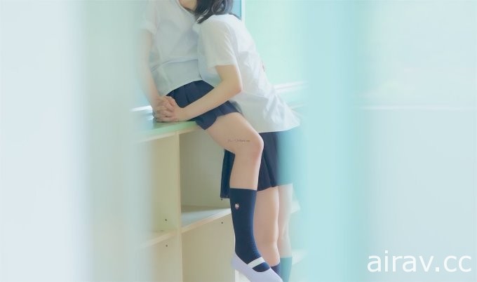 摄影师拍摄《少女水手服X百合》，偷窥女学生在教室里暧昧抚摸！