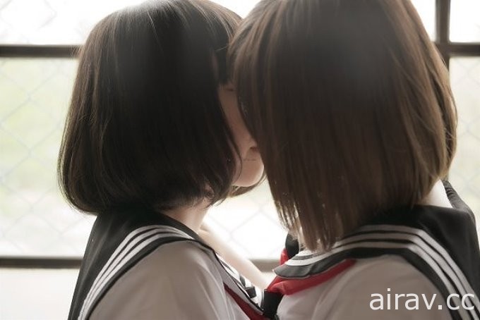 攝影師拍攝《少女水手服X百合》，偷窺女學生在教室裡曖昧撫摸！