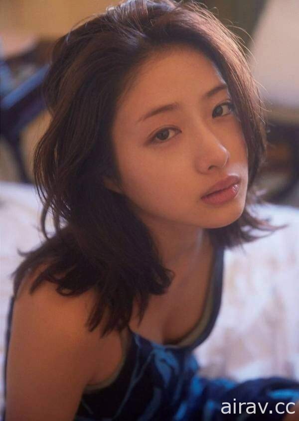 《石原聪美素颜公开》出道15周年纪念写真集满载30岁的女神魅力❤