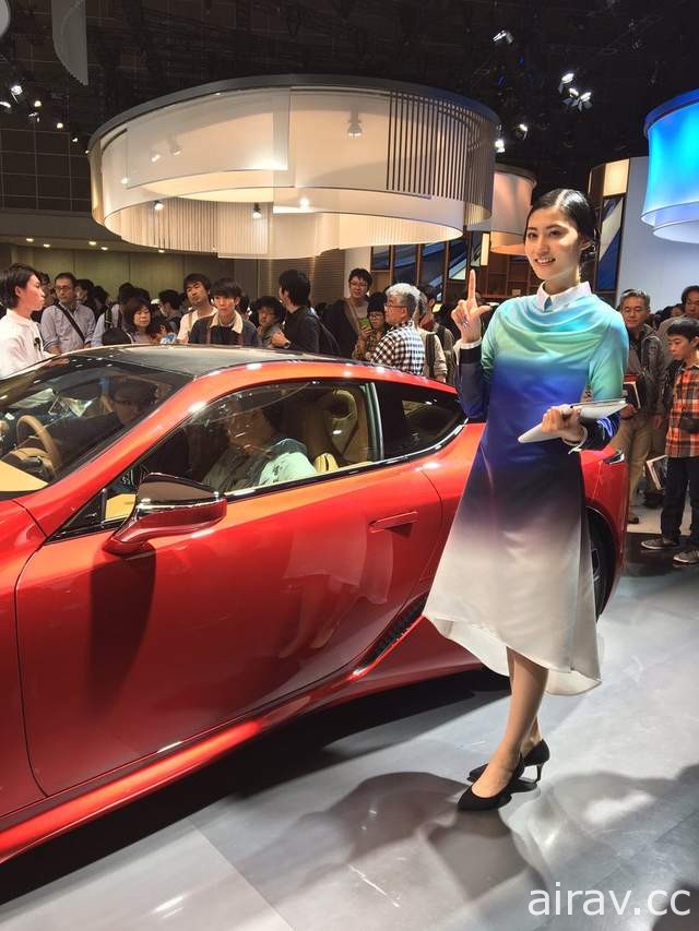 《車展女郎的logo手勢》擺出Suzuki的S要好看還不容易餒