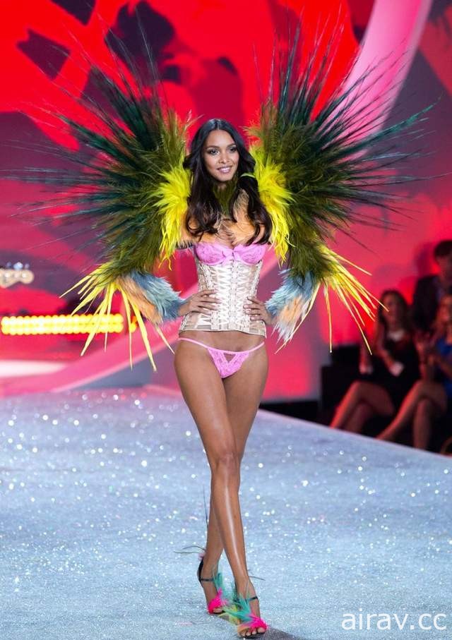 比例驚死人《超模Lais Ribeiro》今年穿起VS千萬胸罩