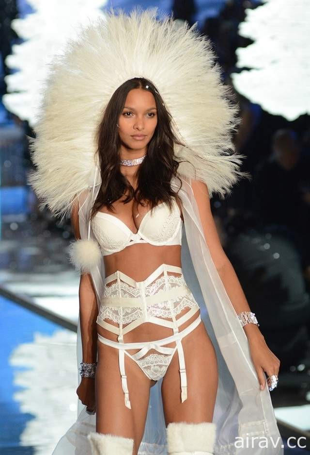 比例驚死人《超模Lais Ribeiro》今年穿起VS千萬胸罩