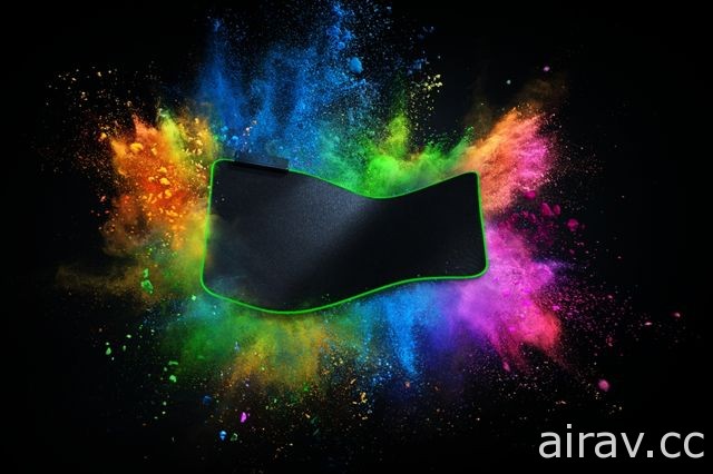 Razer Goliathus 軟質滑鼠墊配備多色 LED 可自行設定照明效果