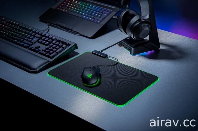 Razer Goliathus 軟質滑鼠墊配備多色 LED 可自行設定照明效果