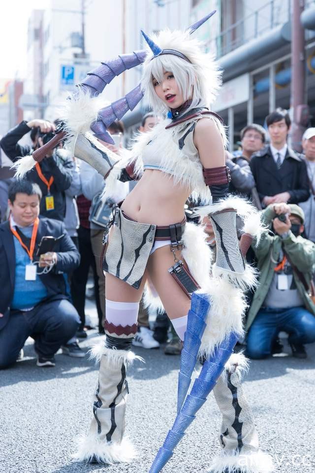 Cosplay正妹《五木あきら》的「魔物獵人」麒麟裝圍起360度人牆魅力無法擋