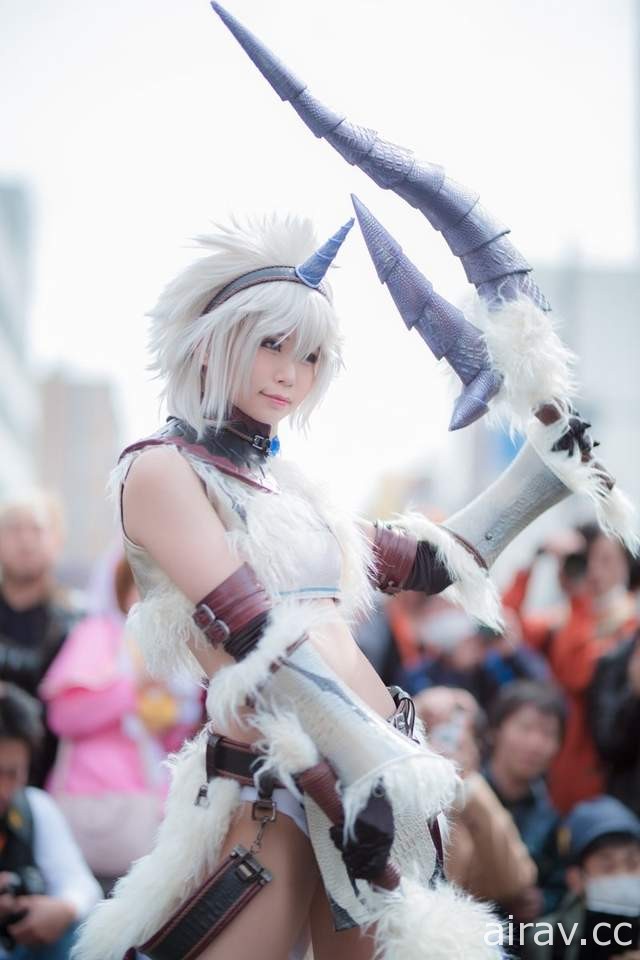 Cosplay正妹《五木あきら》的「魔物獵人」麒麟裝圍起360度人牆魅力無法擋