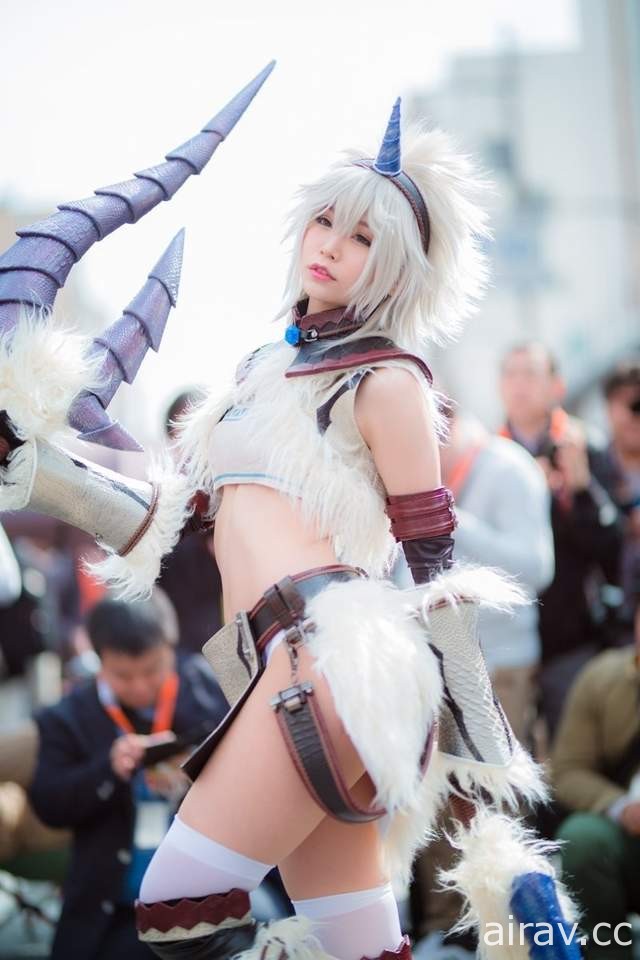 Cosplay正妹《五木あきら》的「魔物獵人」麒麟裝圍起360度人牆魅力無法擋