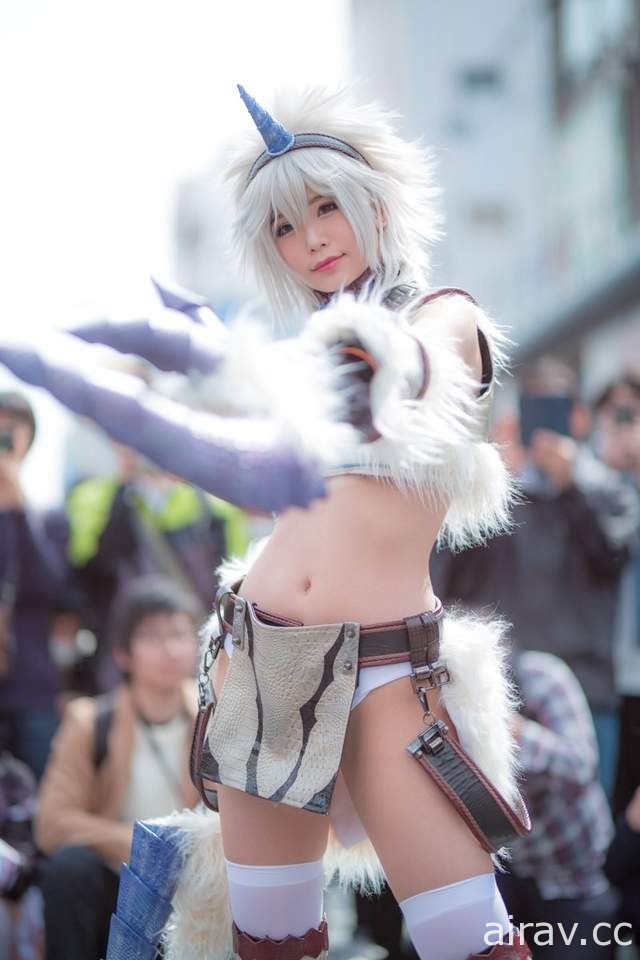 Cosplay正妹《五木あきら》的「魔物獵人」麒麟裝圍起360度人牆魅力無法擋