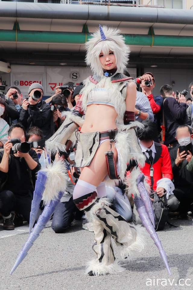 Cosplay正妹《五木あきら》的「魔物獵人」麒麟裝圍起360度人牆魅力無法擋