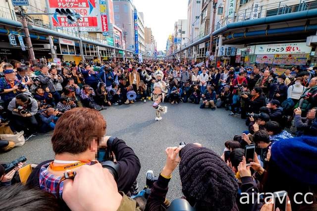 Cosplay正妹《五木あきら》的「魔物獵人」麒麟裝圍起360度人牆魅力無法擋