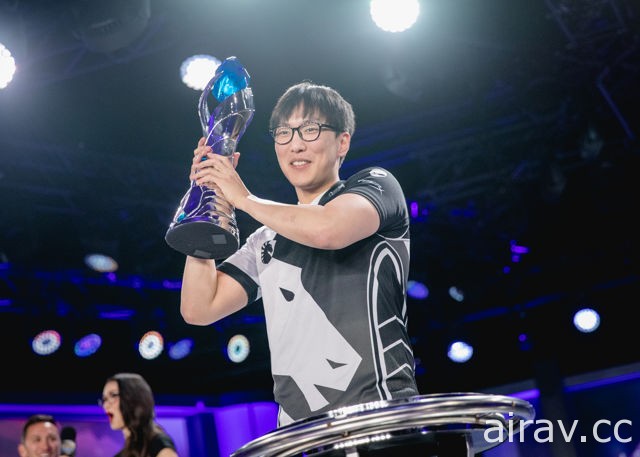 《英雄聯盟》選手 Doublelift 忍喪母之痛 與 TL 隊友奪下北美春季賽冠軍