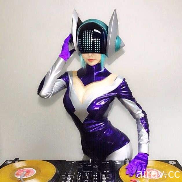 《韓國DJ Soda Cosplay 人造人18號》呼之欲出的爆乳太讓人受不了啦