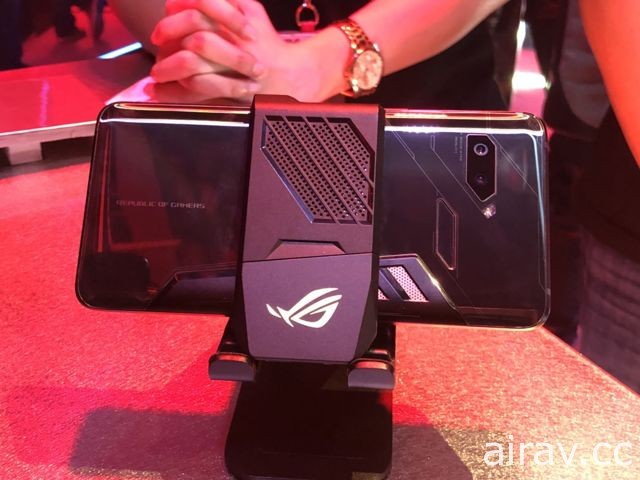 華碩公開首款電競手機 ROG Phone　搭配多樣化周邊可連結電腦與大螢幕遊玩