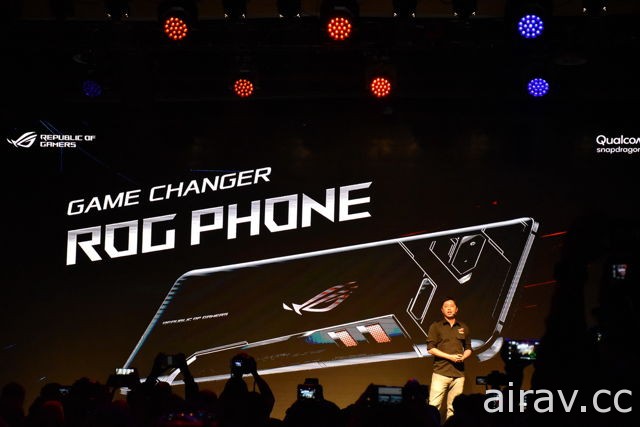 華碩公開首款電競手機 ROG Phone　搭配多樣化周邊可連結電腦與大螢幕遊玩