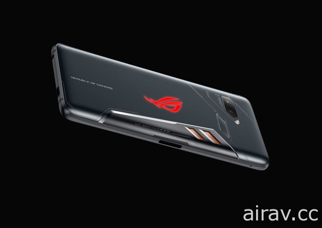 華碩公開首款電競手機 ROG Phone　搭配多樣化周邊可連結電腦與大螢幕遊玩