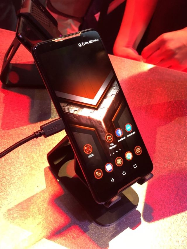 華碩公開首款電競手機 ROG Phone　搭配多樣化周邊可連結電腦與大螢幕遊玩