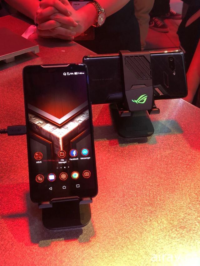 華碩公開首款電競手機 ROG Phone　搭配多樣化周邊可連結電腦與大螢幕遊玩