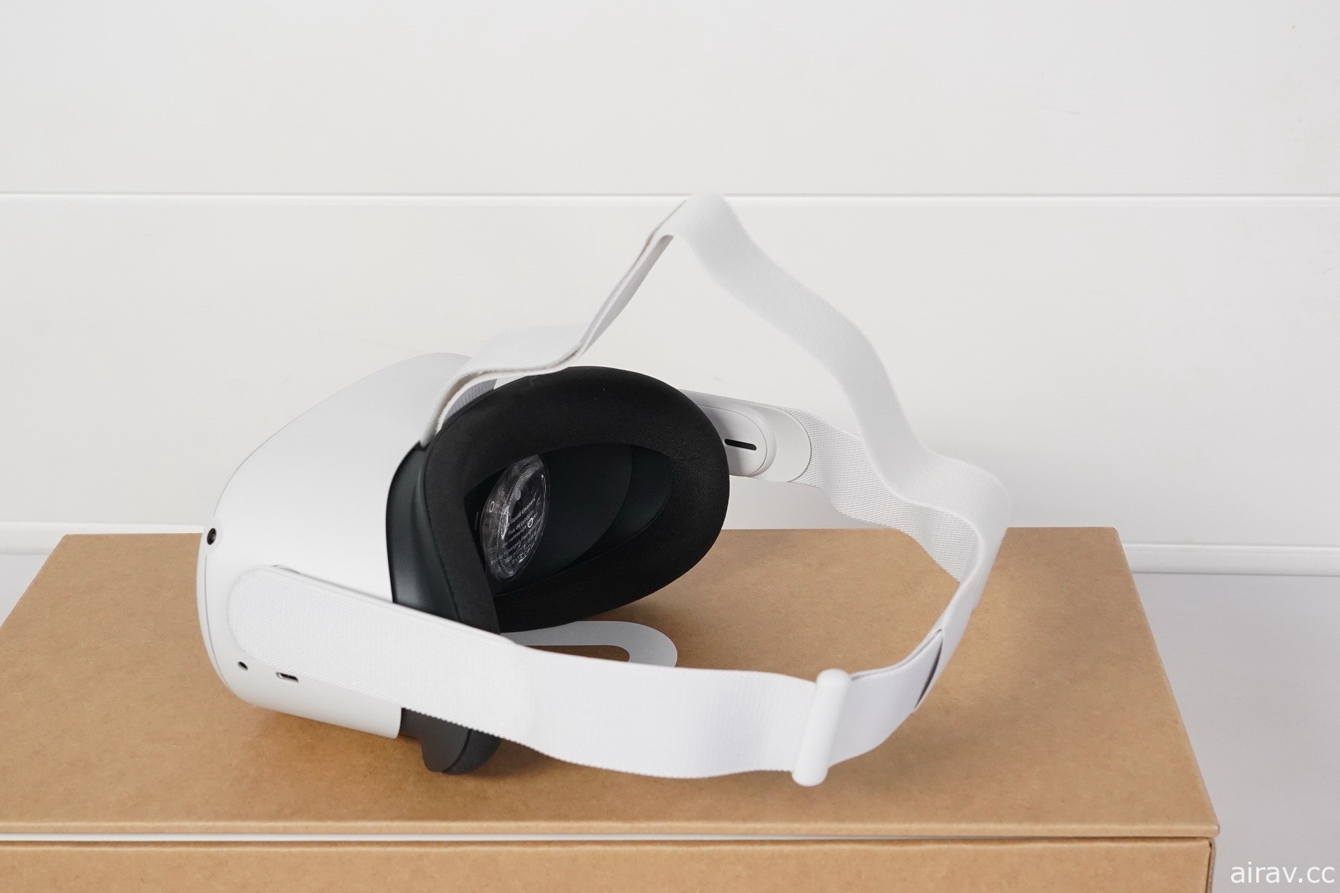 【開箱】新一代 VR 頭戴式裝置 Oculus Quest 2 發售 一探白色設計新主機和控制器樣貌