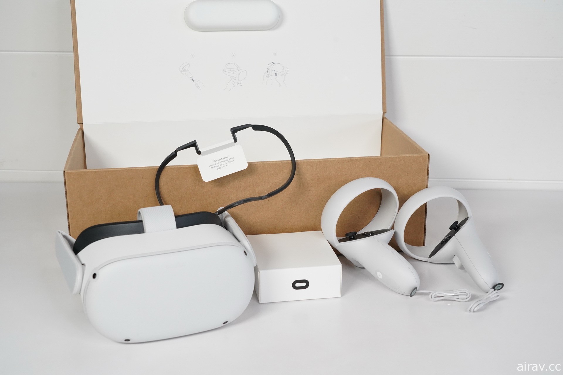 【开箱】新一代 VR 头戴式装置 Oculus Quest 2 发售 一探白色设计新主机和控制器样貌