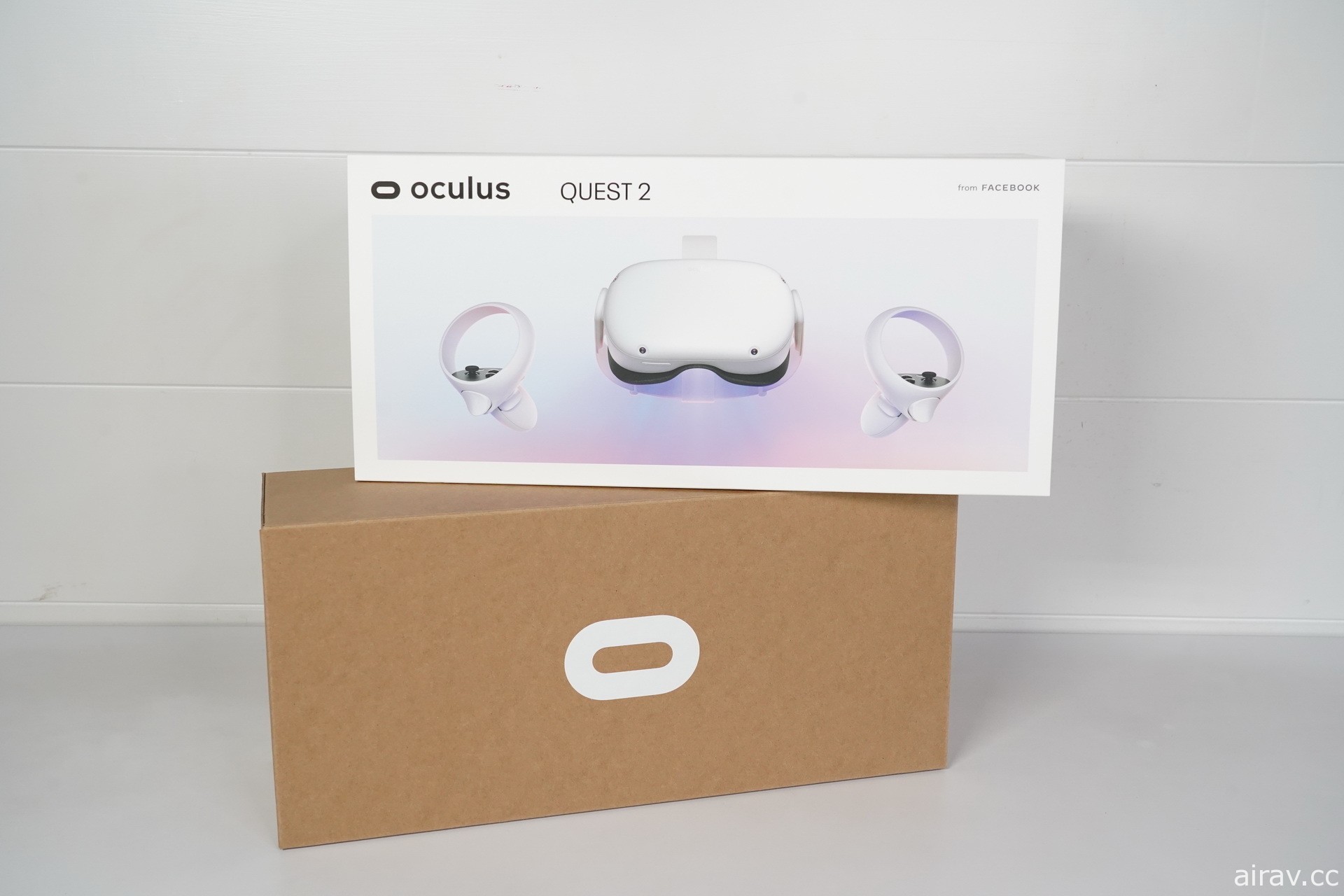 【開箱】新一代 VR 頭戴式裝置 Oculus Quest 2 發售 一探白色設計新主機和控制器樣貌