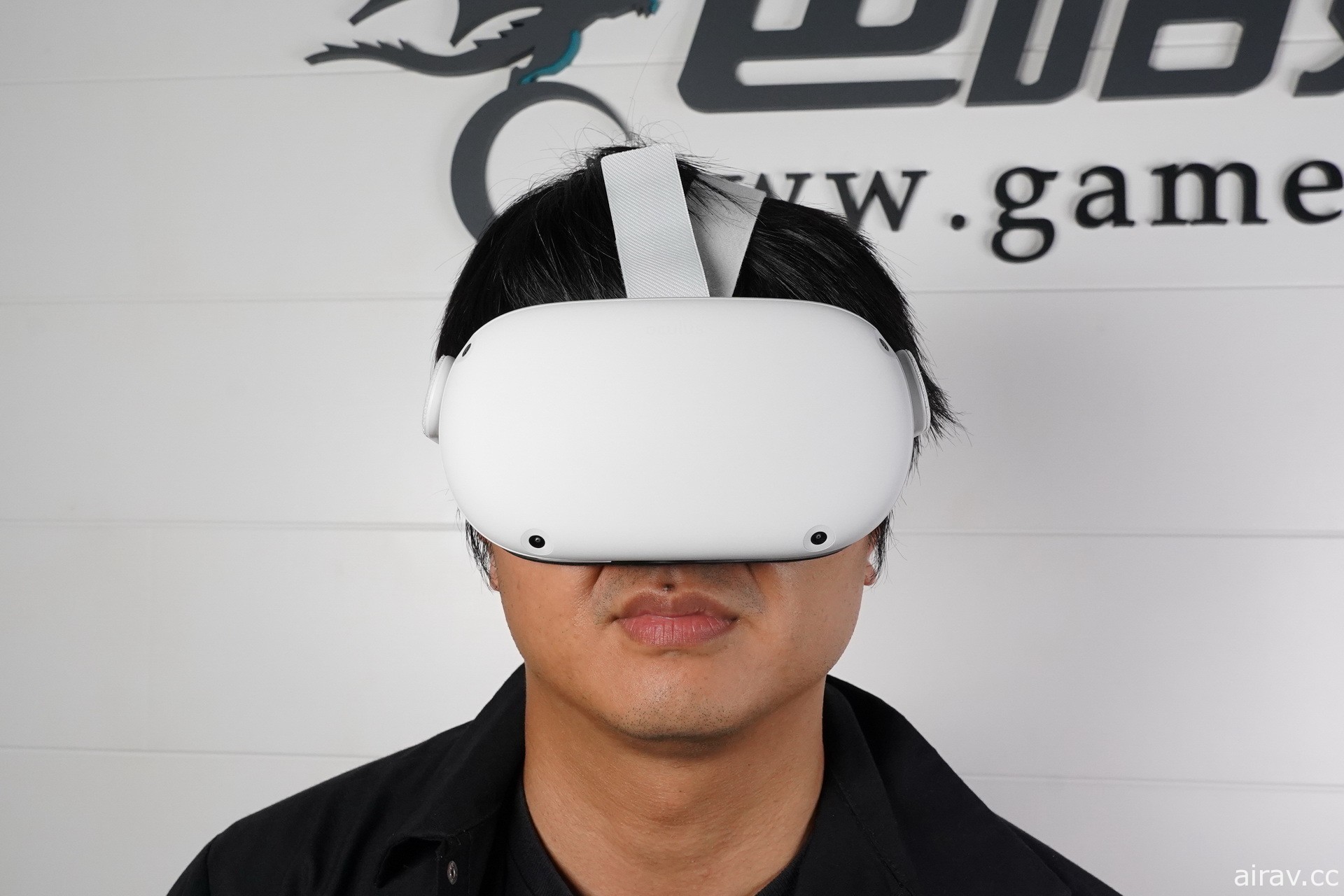 【开箱】新一代 VR 头戴式装置 Oculus Quest 2 发售 一探白色设计新主机和控制器样貌