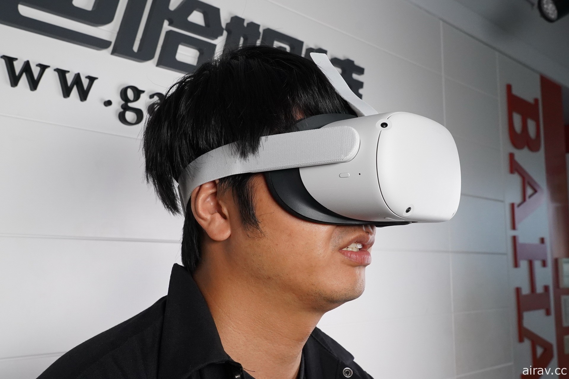 【开箱】新一代 VR 头戴式装置 Oculus Quest 2 发售 一探白色设计新主机和控制器样貌