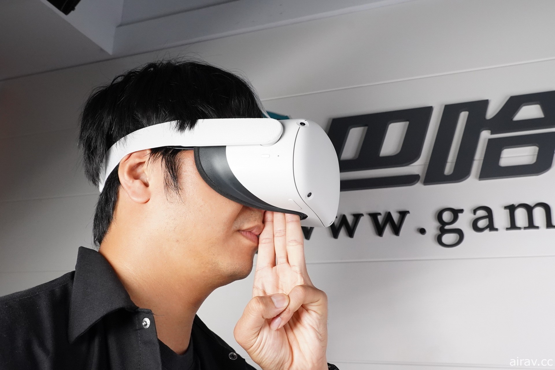 【開箱】新一代 VR 頭戴式裝置 Oculus Quest 2 發售 一探白色設計新主機和控制器樣貌