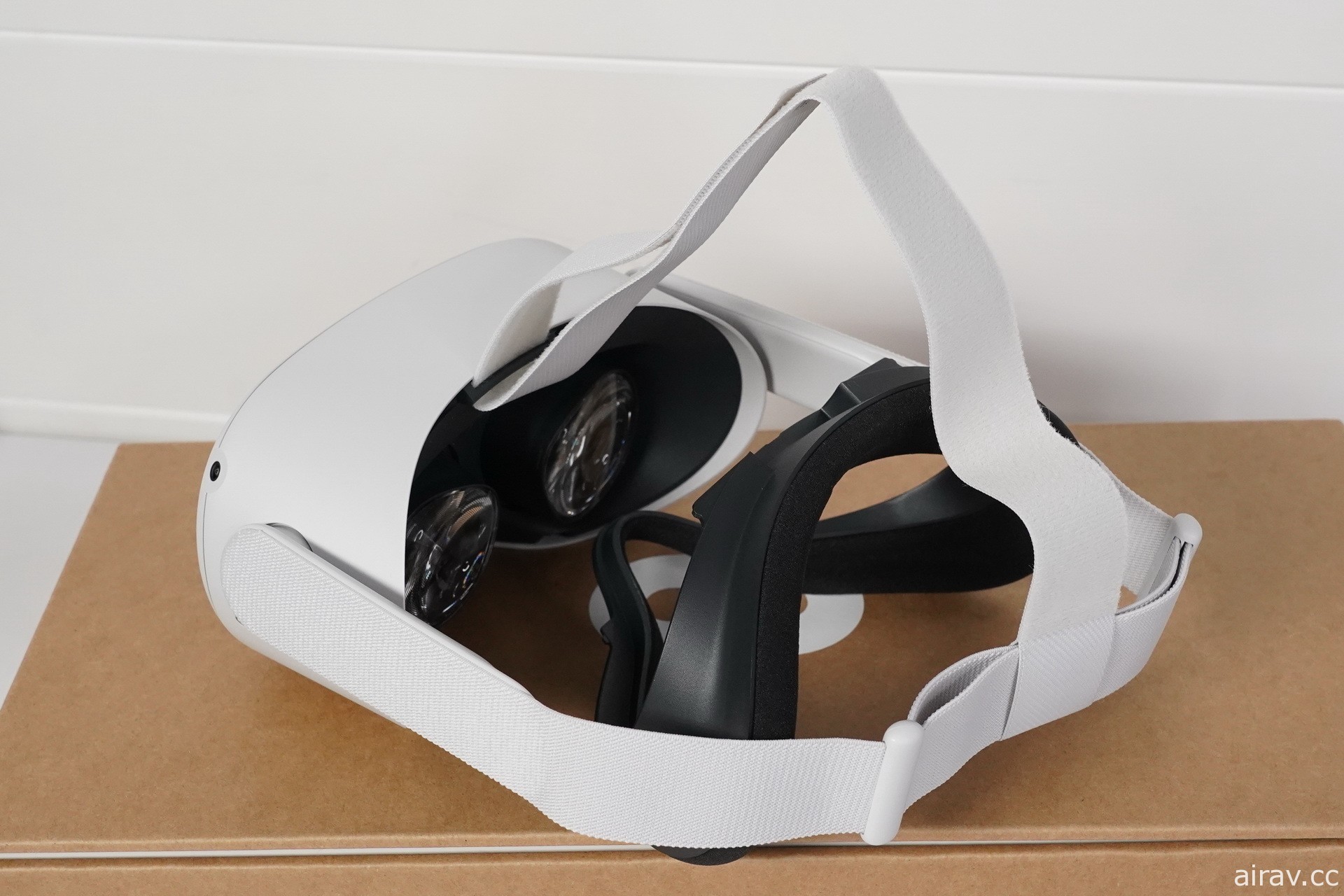 【开箱】新一代 VR 头戴式装置 Oculus Quest 2 发售 一探白色设计新主机和控制器样貌