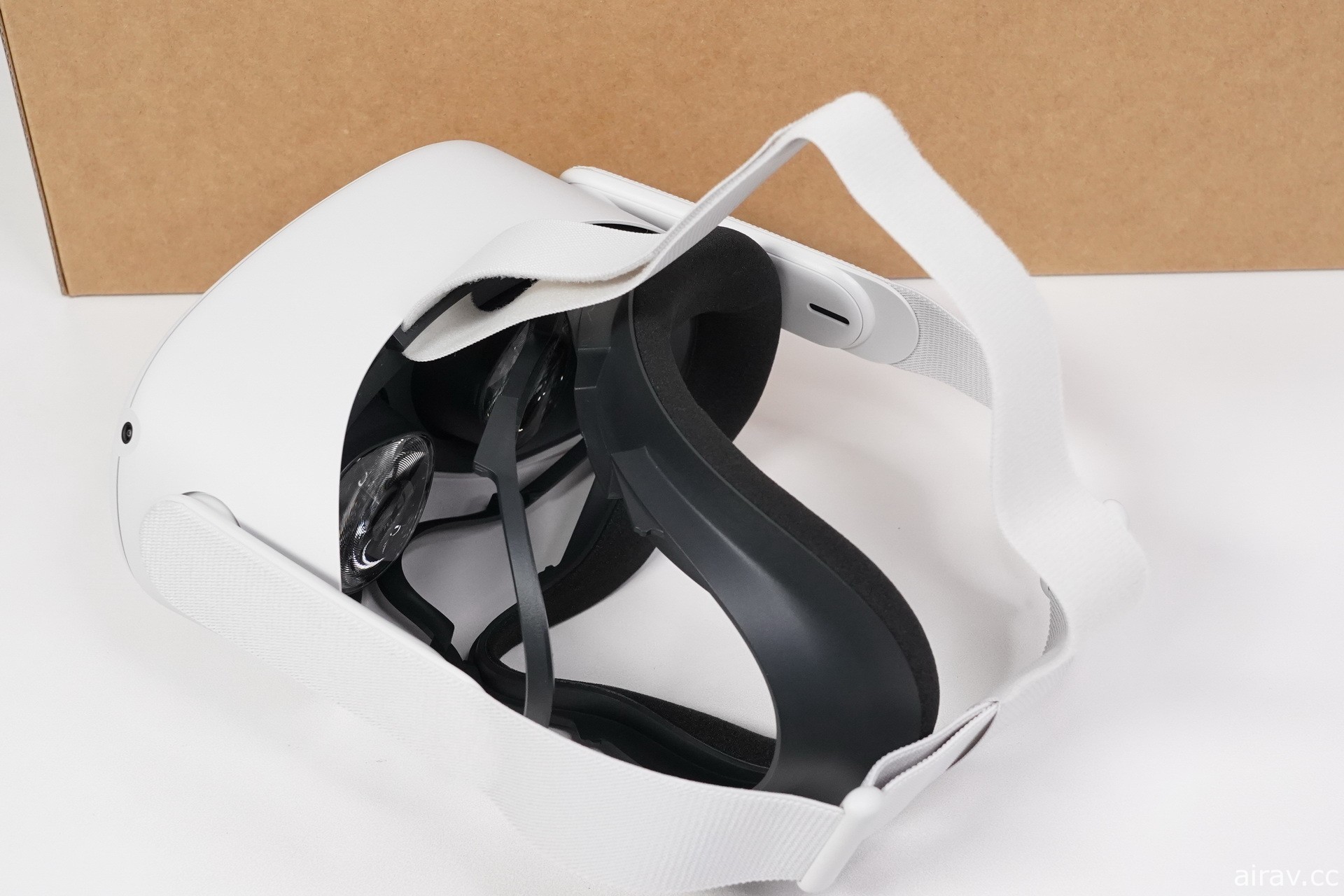 【开箱】新一代 VR 头戴式装置 Oculus Quest 2 发售 一探白色设计新主机和控制器样貌