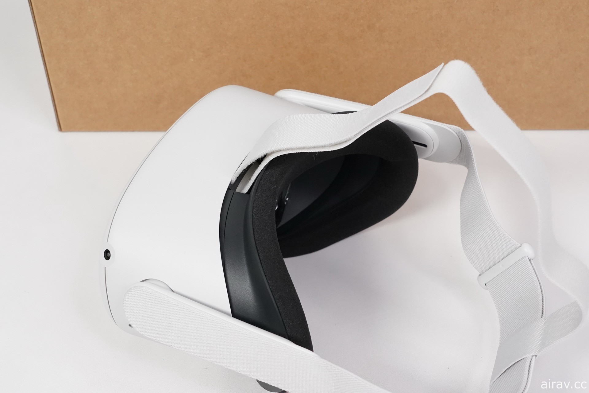 【開箱】新一代 VR 頭戴式裝置 Oculus Quest 2 發售 一探白色設計新主機和控制器樣貌