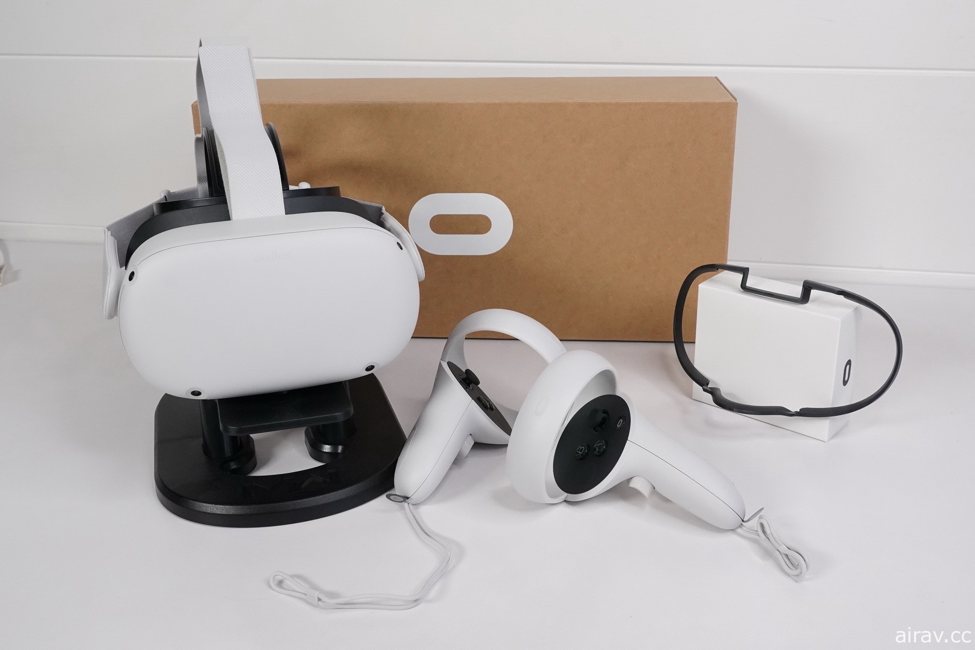 【开箱】新一代 VR 头戴式装置 Oculus Quest 2 发售 一探白色设计新主机和控制器样貌