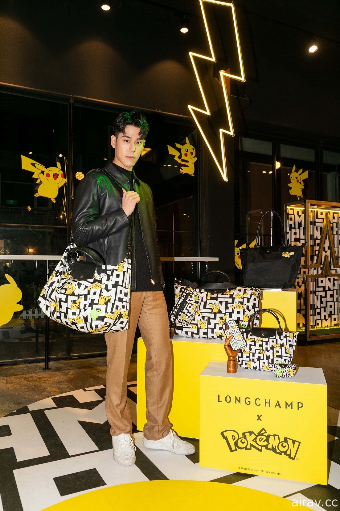 LONGCHAMP x Pokémon 聯名系列上市！皮卡丘聯手 Le Pliage 魅力放電