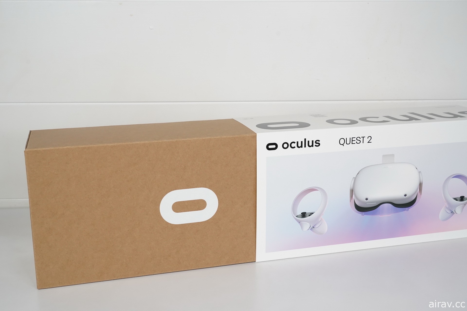 【开箱】新一代 VR 头戴式装置 Oculus Quest 2 发售 一探白色设计新主机和控制器样貌