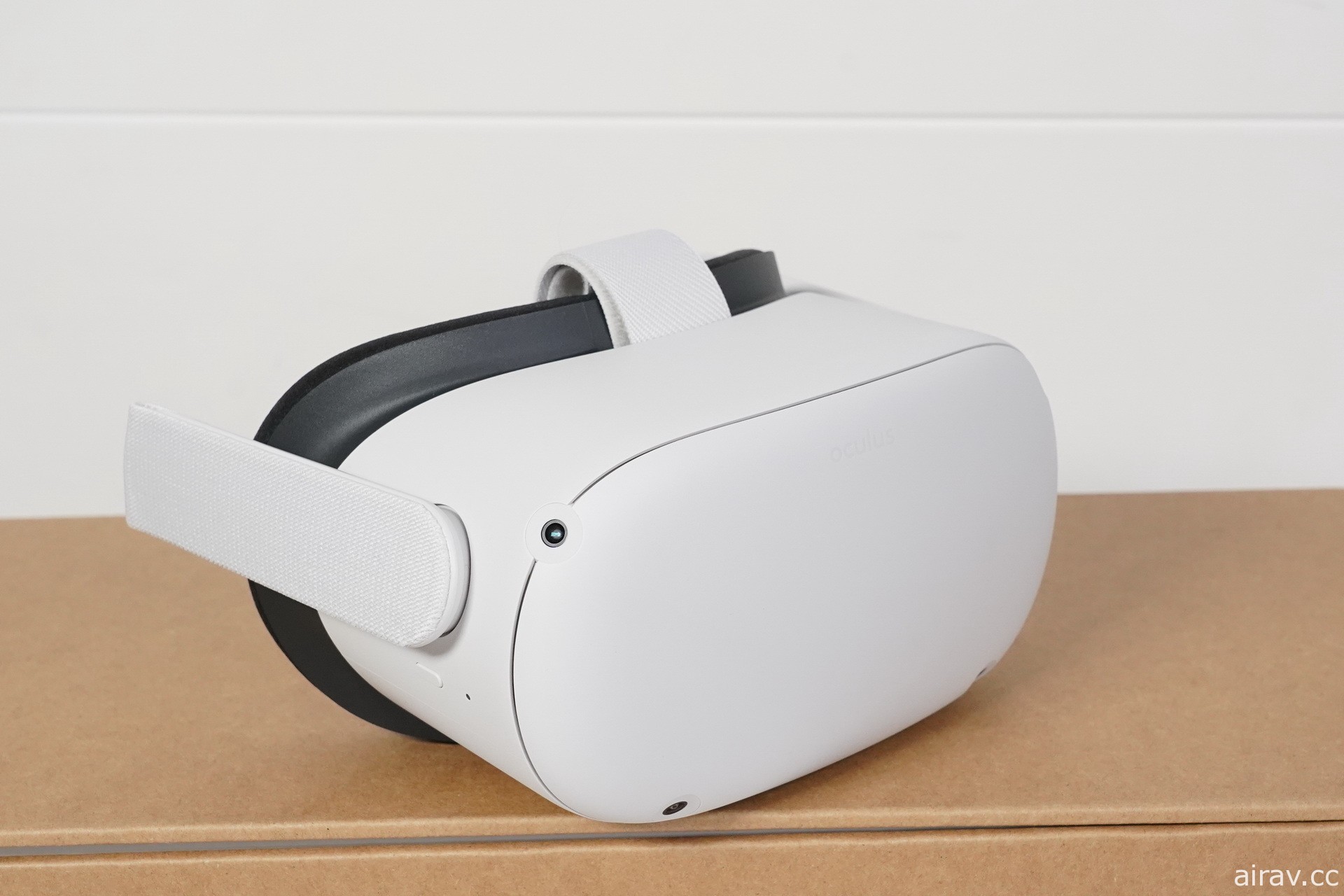 【開箱】新一代 VR 頭戴式裝置 Oculus Quest 2 發售 一探白色設計新主機和控制器樣貌