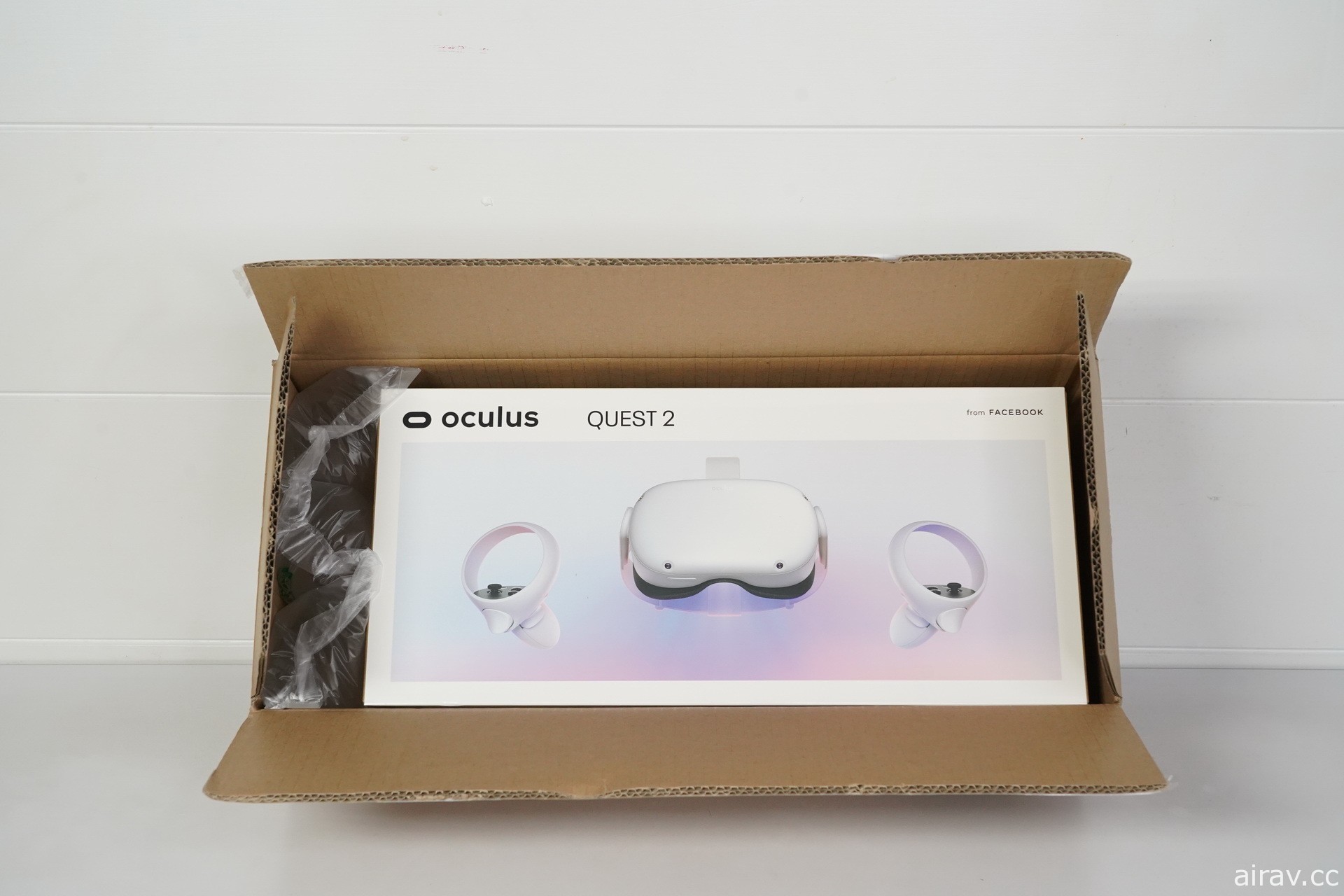 【開箱】新一代 VR 頭戴式裝置 Oculus Quest 2 發售 一探白色設計新主機和控制器樣貌