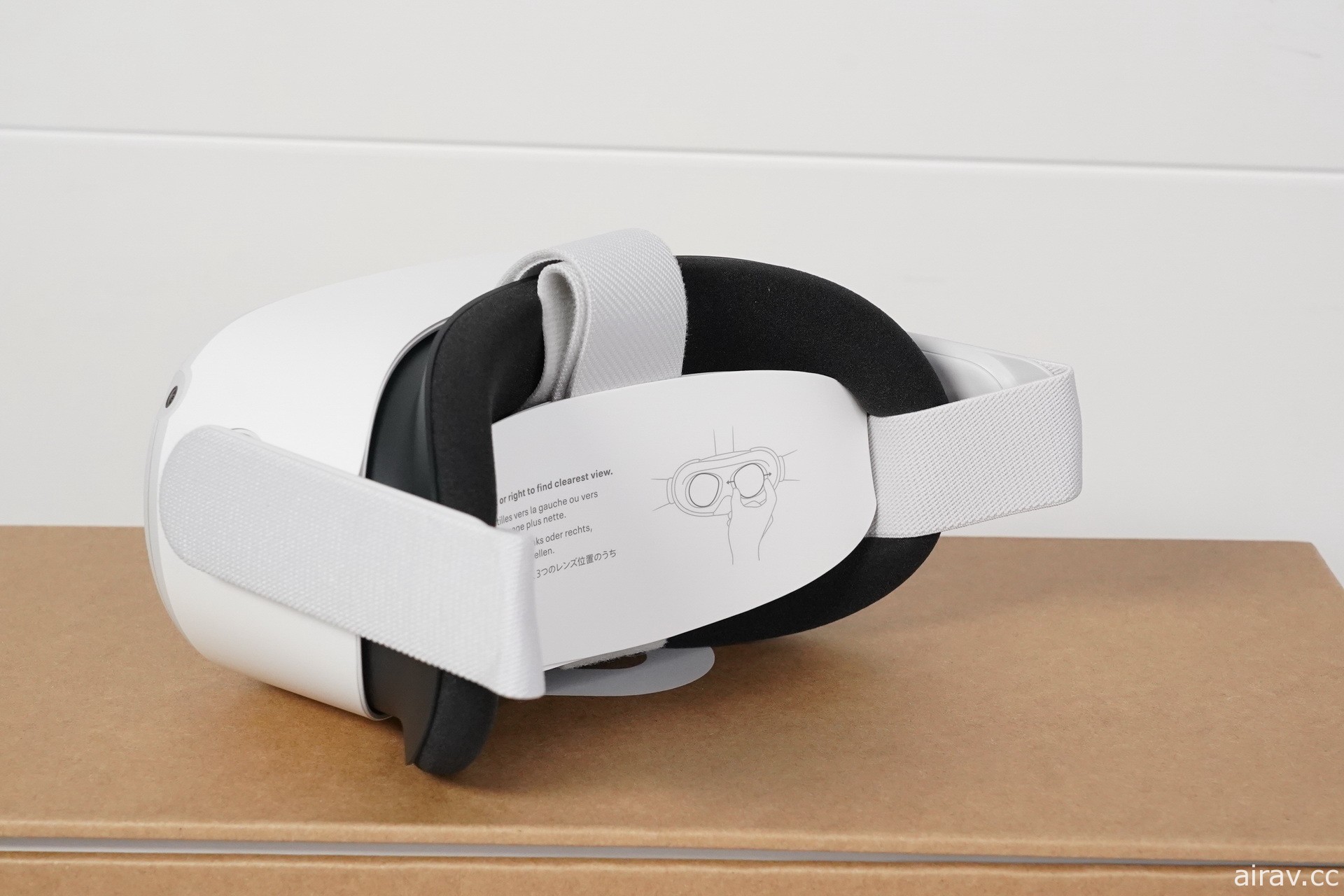 【开箱】新一代 VR 头戴式装置 Oculus Quest 2 发售 一探白色设计新主机和控制器样貌